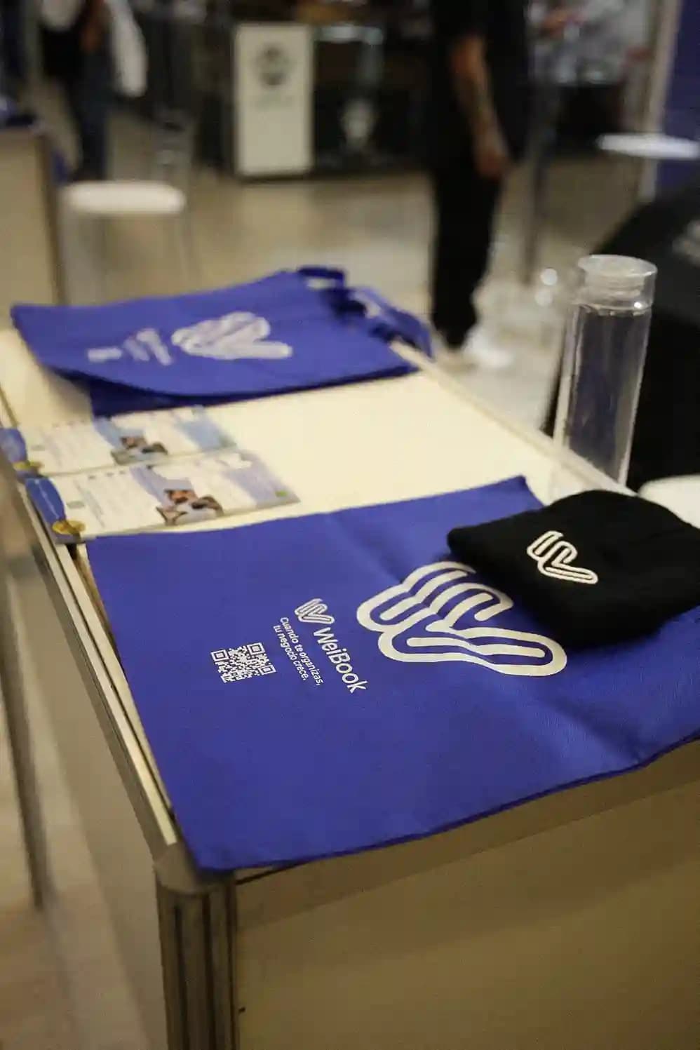 Bolsas e gorros da WeiBook em seu estande na feira de beleza de Medellín, na Colômbia