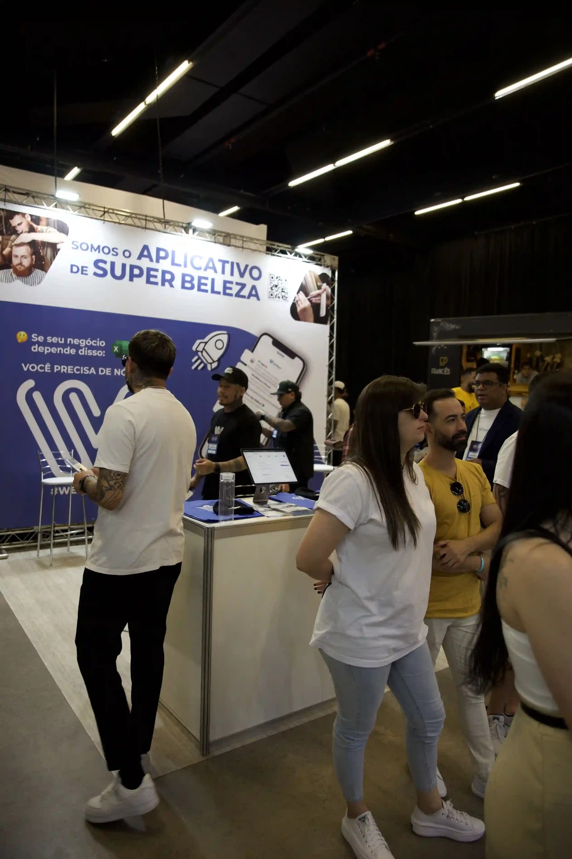 Estande da WeiBook, o aplicativo de super beleza, na Barber Week de São Paulo, Brasil