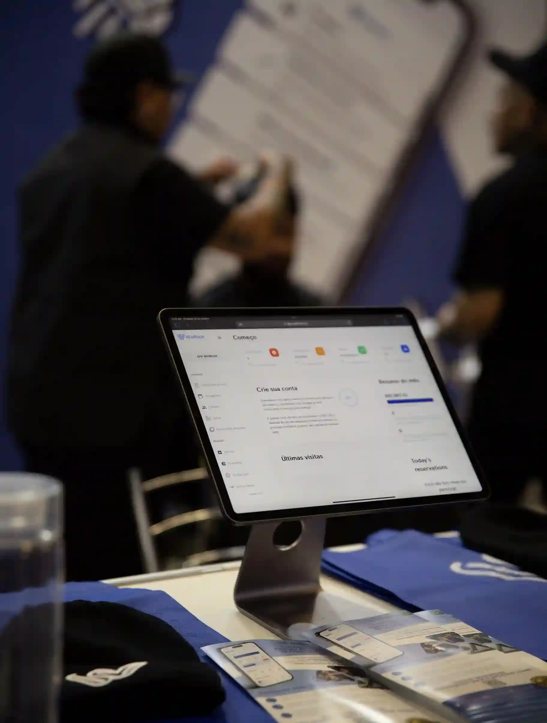 Software de gestão da WeiBook em um tablet no estande da Barber Week de São Paulo, Brasil