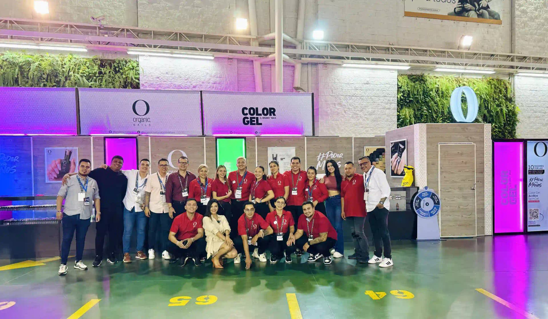 Estande da Organic Nails com a WeiBook na feira de beleza de Ibagué, na Colômbia