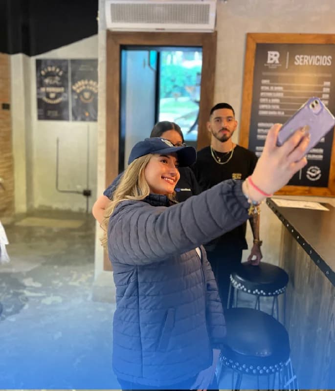 Barbeiros compartilhando sua experiência com a WeiBook em sua barbearia