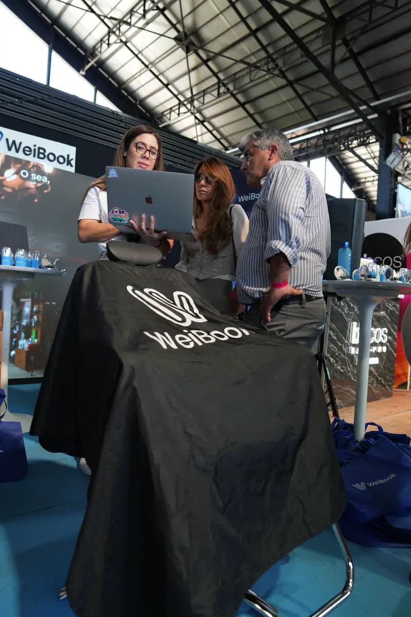 Consultora da WeiBook apresenta a plataforma a visitantes na Argentina