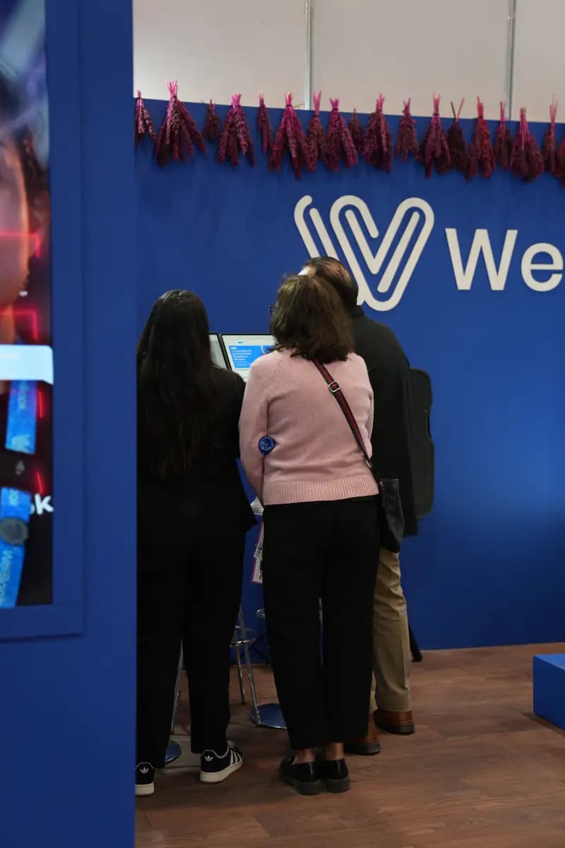 Visitantes assistem a uma demonstração da WeiBook em um estande no México