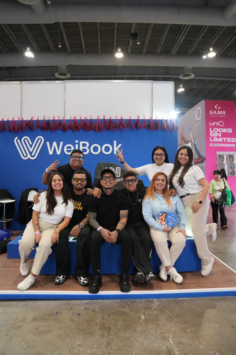 Equipe e clientes posam no estande da WeiBook no México