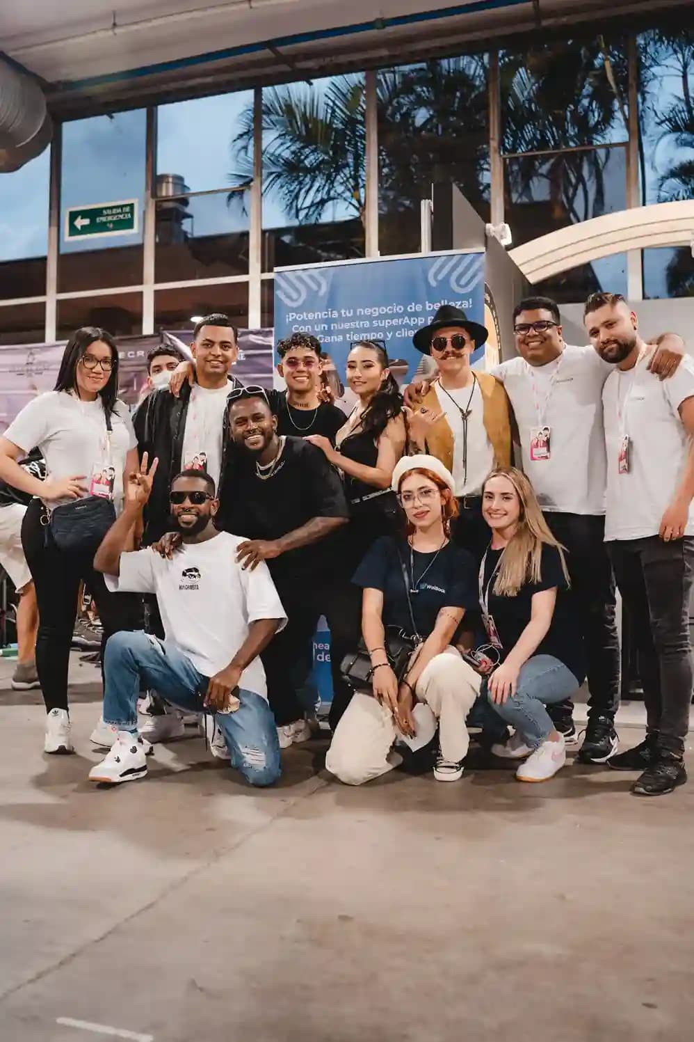 Equipe da WeiBook com clientes na feira de beleza de Medellín, na Colômbia