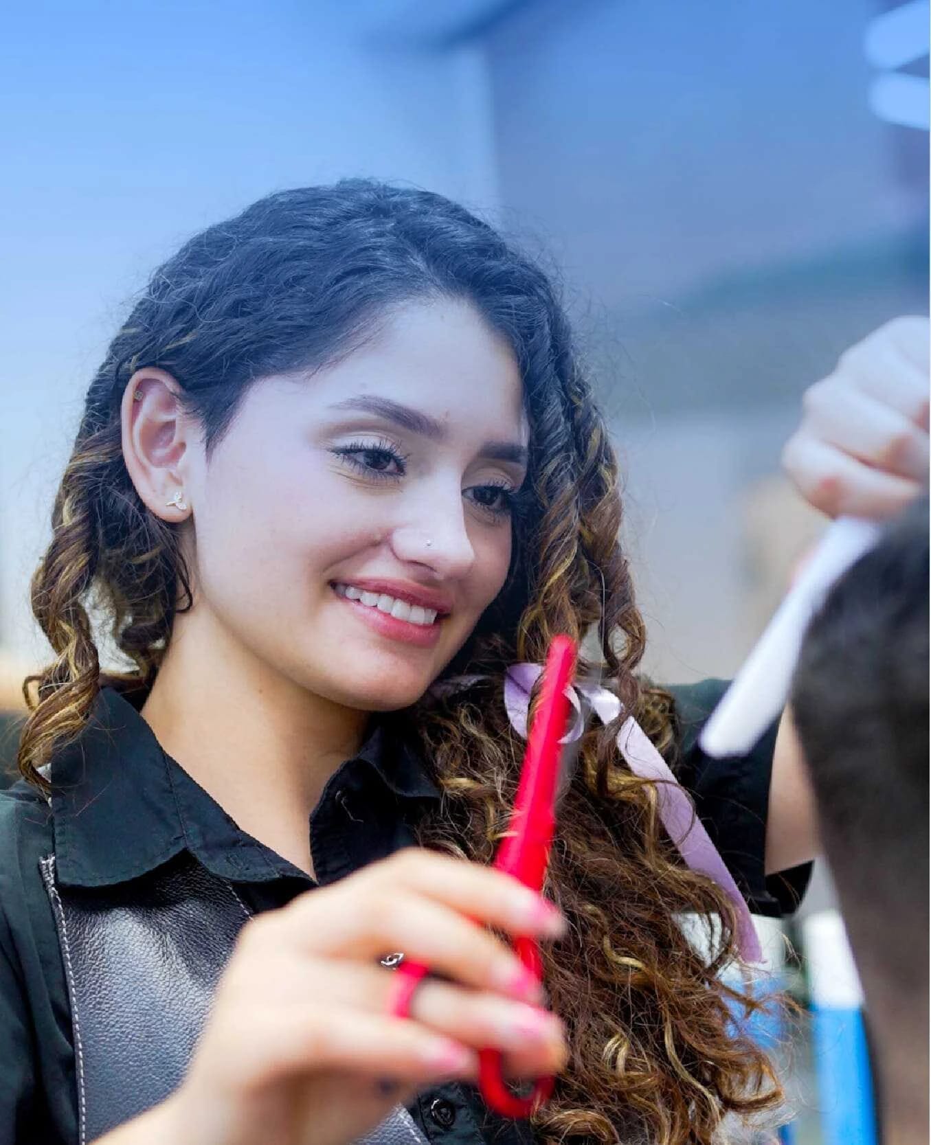Mulher sorrindo representando clientes satisfeitas de salões de beleza gerenciados com Weibook