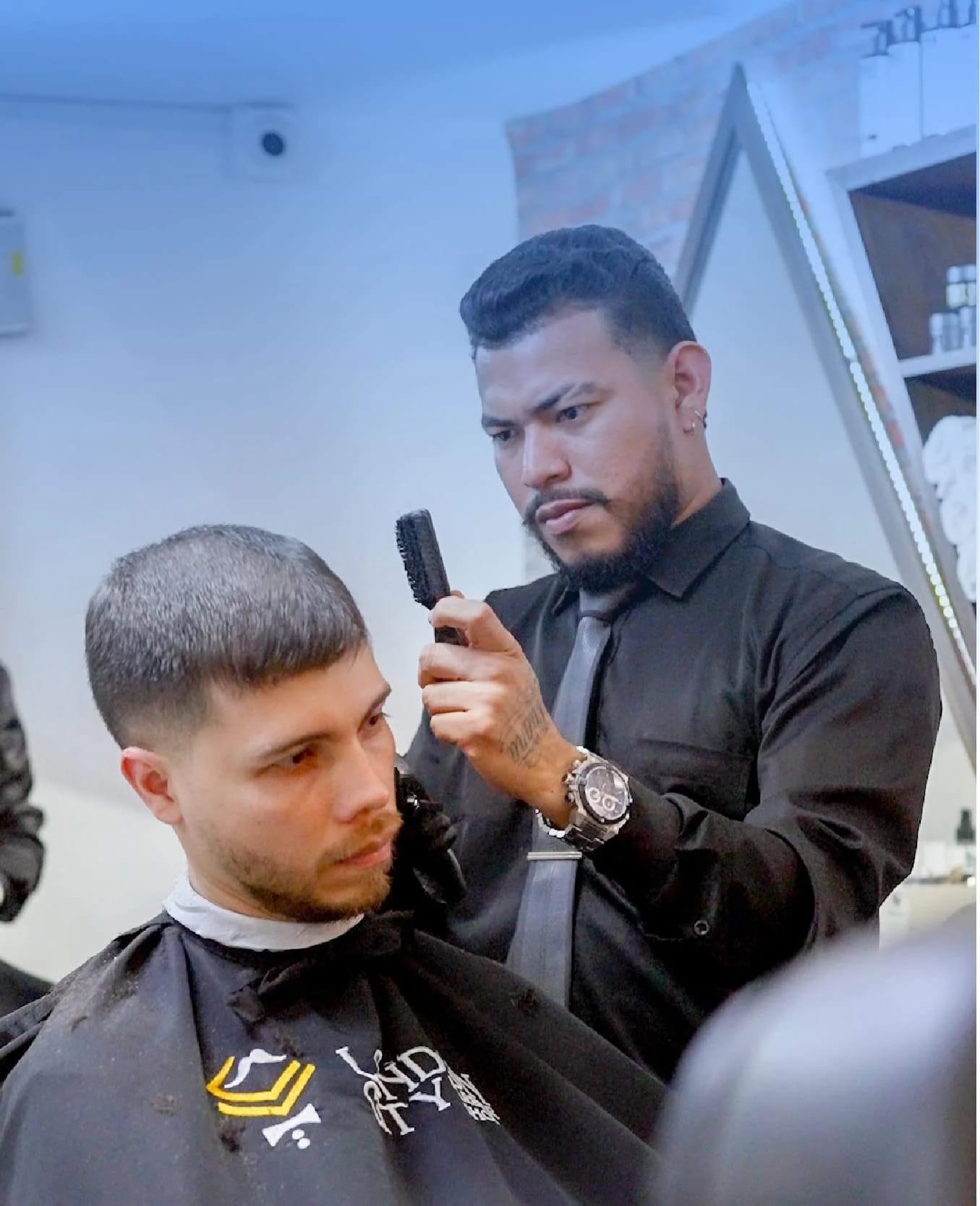 Barbeiro profissional pronto para cortar cabelo em barbearia gerenciada com Weibook
