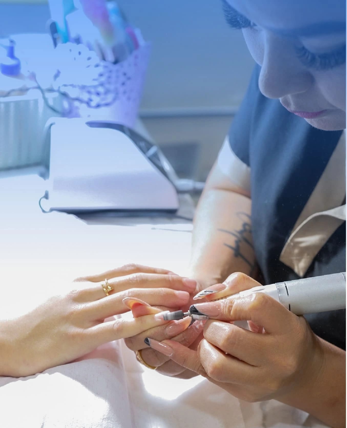 Mãos com manicure profissional representando salões de unhas que usam Weibook